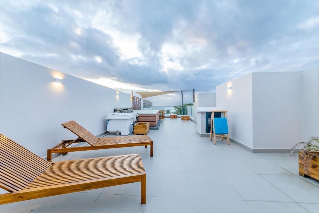 One Bay Residence Unit 15 - Penthouse With Private Roof Top, Jacuzzi And Sea View Grand-Baie Eksteriør bilde